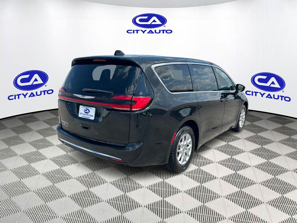 Used 2023 Chrysler Pacifica Van