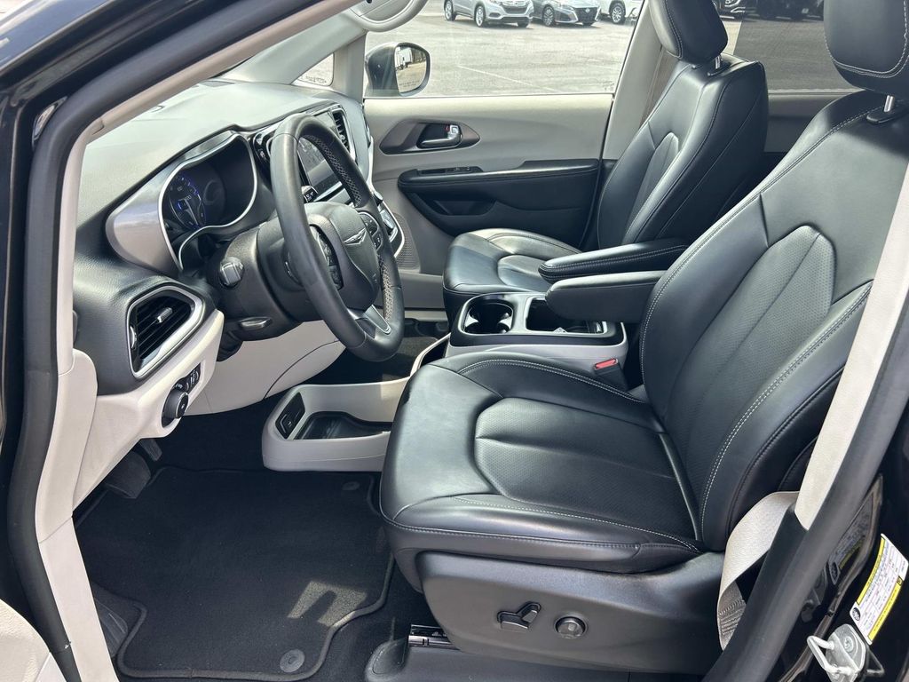 Used 2023 Chrysler Pacifica Van