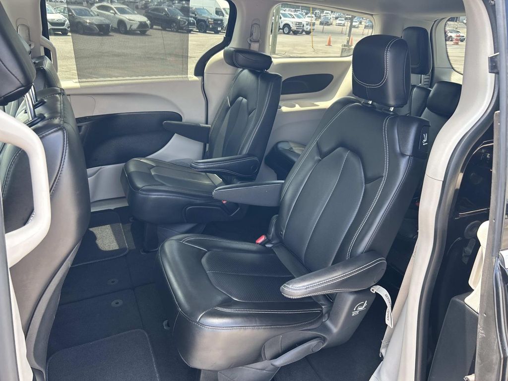 Used 2023 Chrysler Pacifica Van