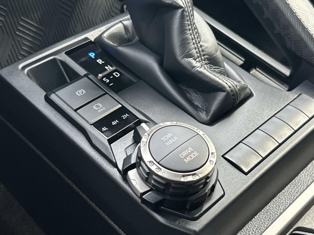 Vehicle photo 34