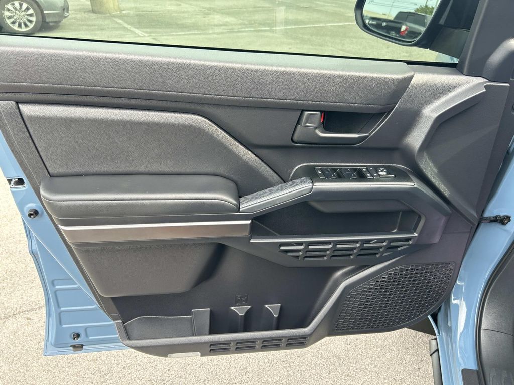 Vehicle photo 29