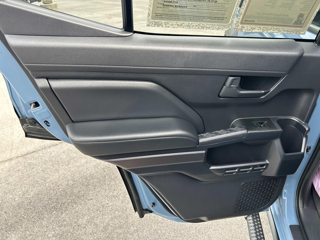 Vehicle photo 27