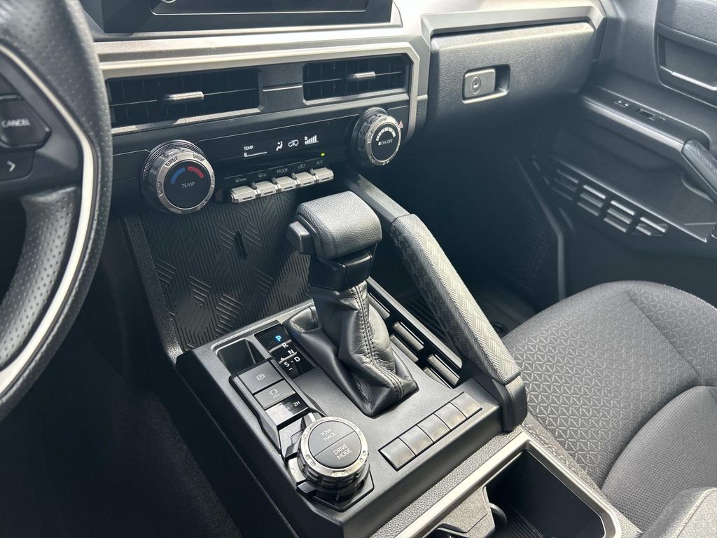 Vehicle photo 33