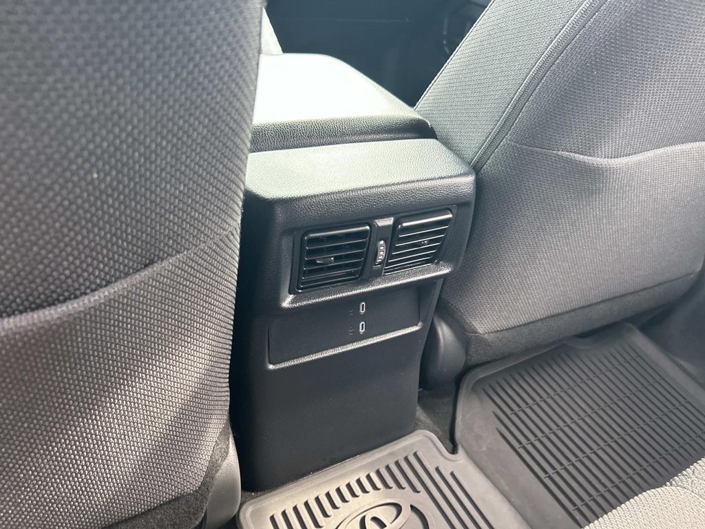 Vehicle photo 25