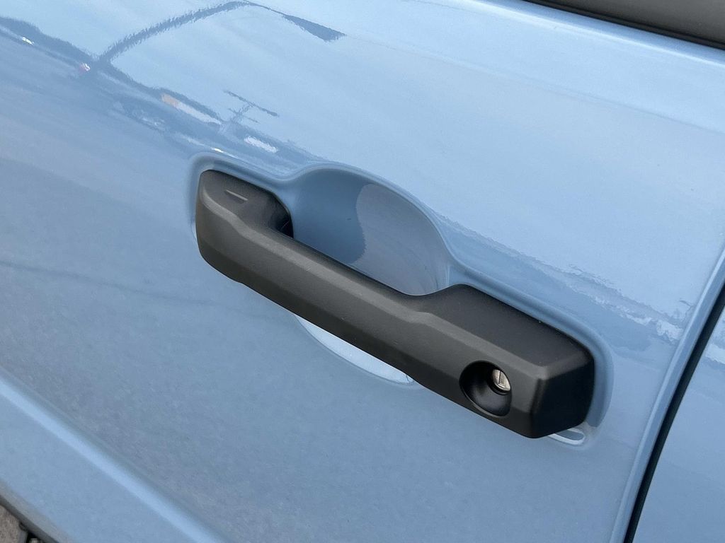 Vehicle photo 19
