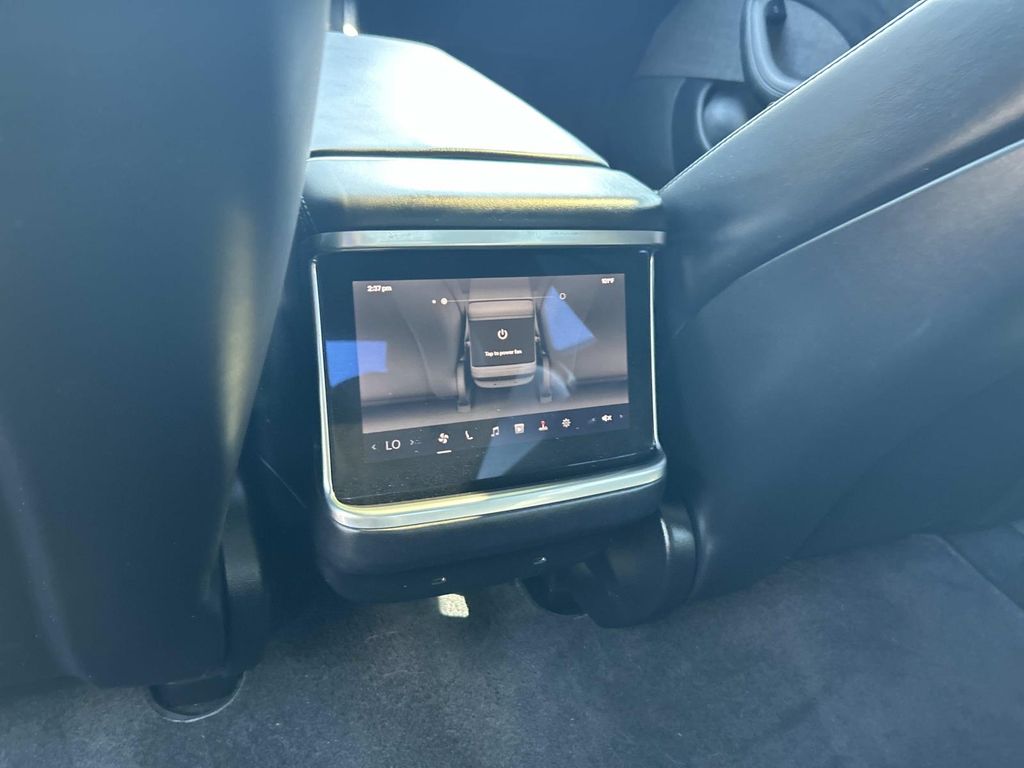 Vehicle photo 25