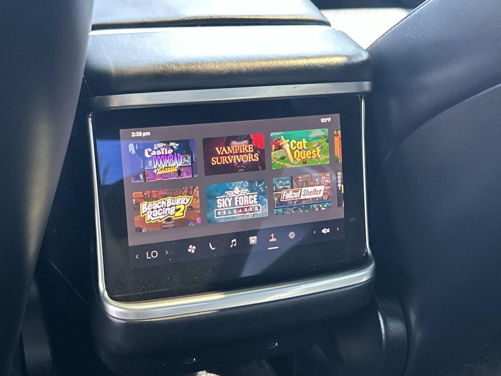 Vehicle photo 27