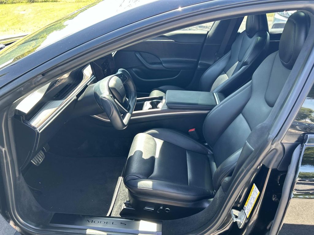 Vehicle photo 30