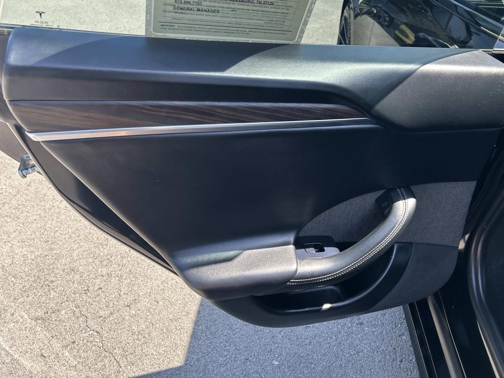 Vehicle photo 29
