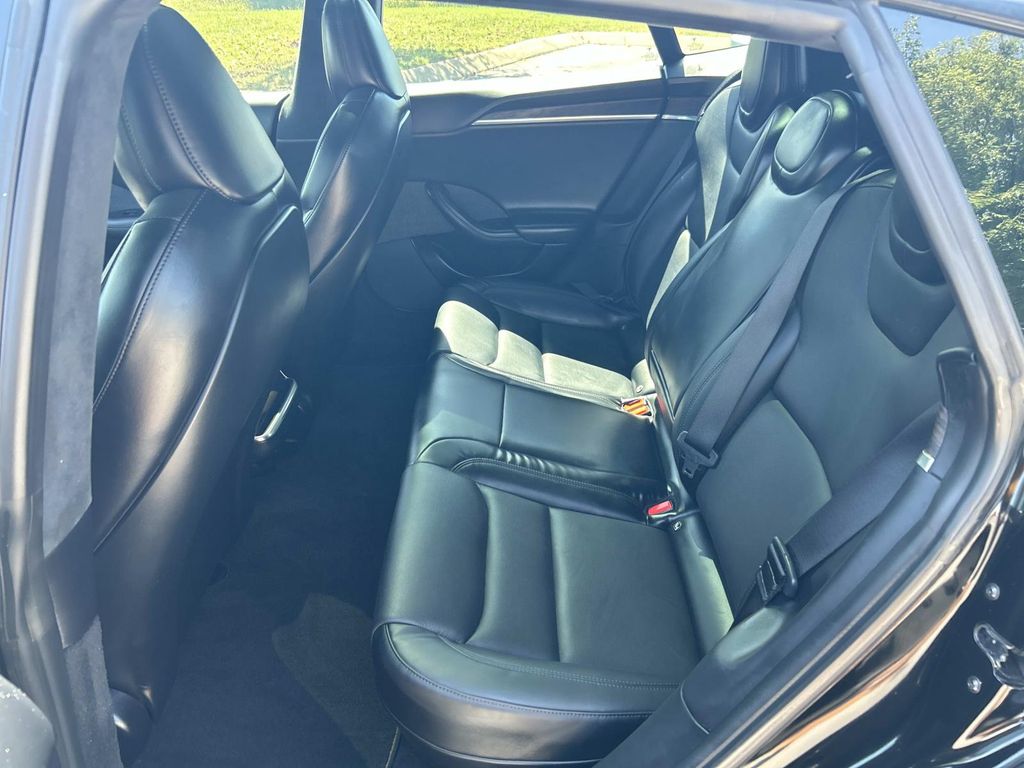 Vehicle photo 28