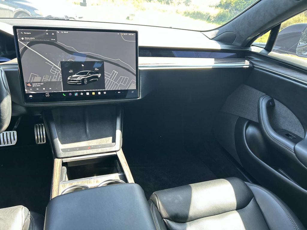 Vehicle photo 23