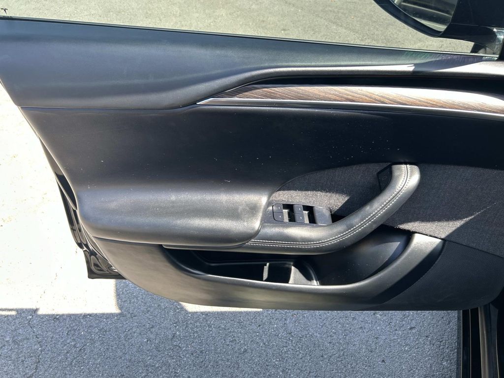 Vehicle photo 32