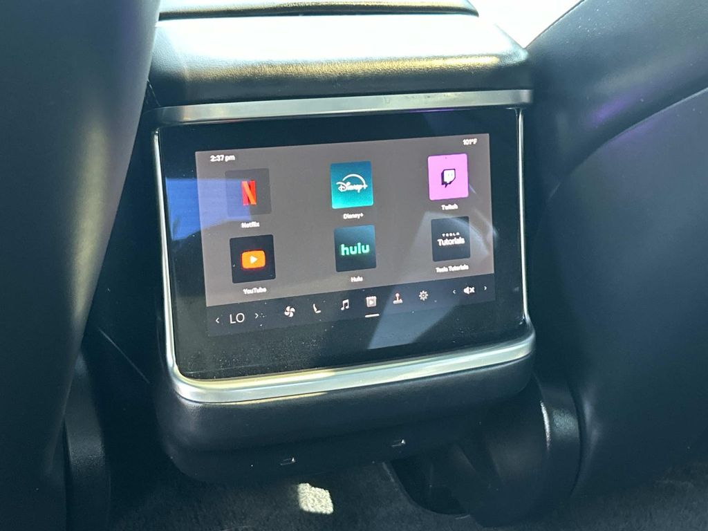 Vehicle photo 26