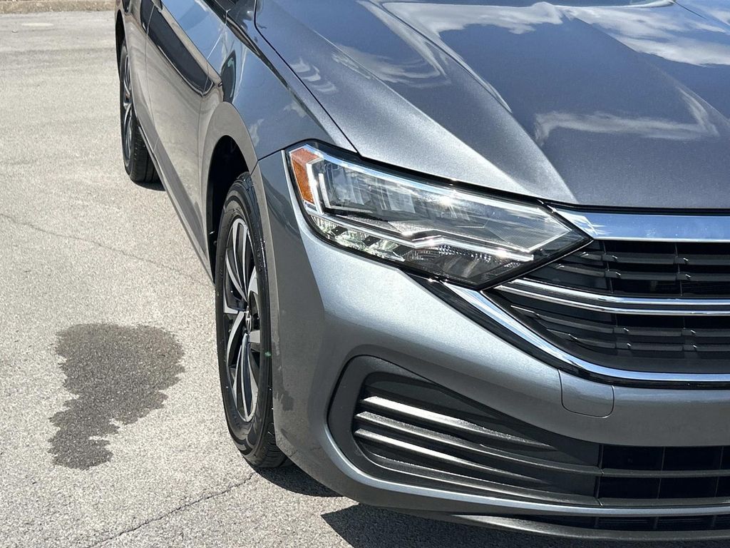 Vehicle photo 11