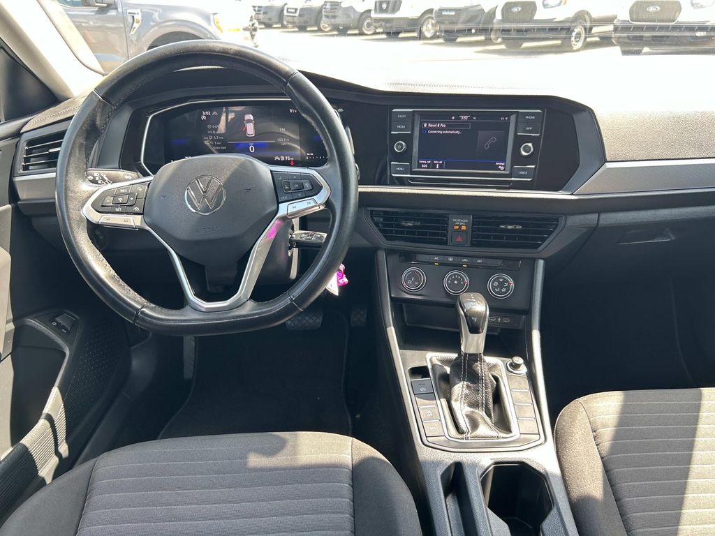 Vehicle photo 17