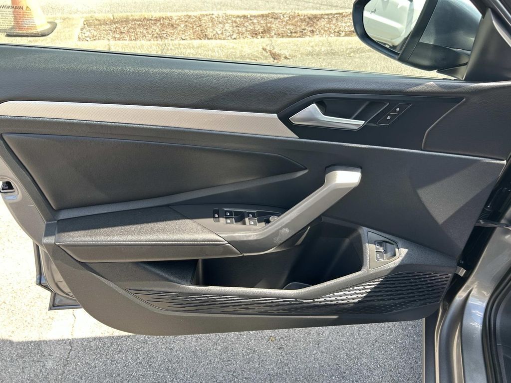 Vehicle photo 25