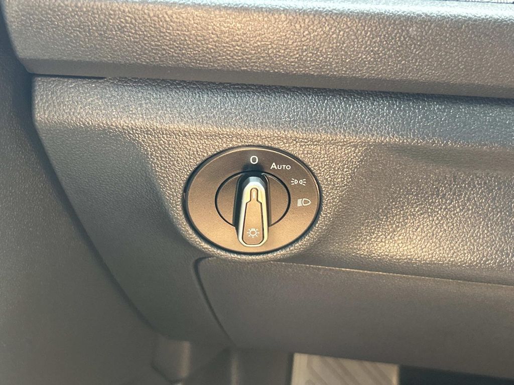 Vehicle photo 31