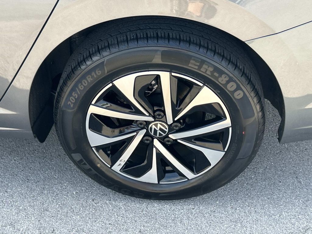 Vehicle photo 14