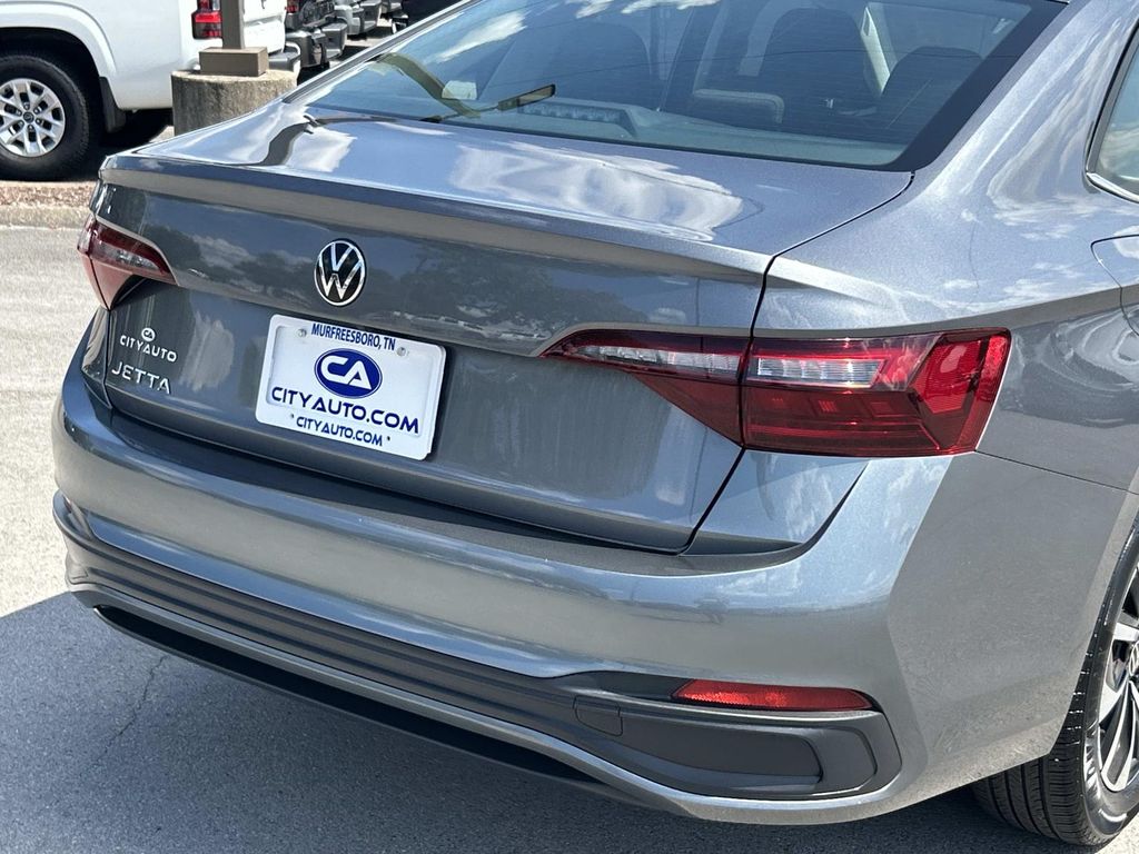 Vehicle photo 13