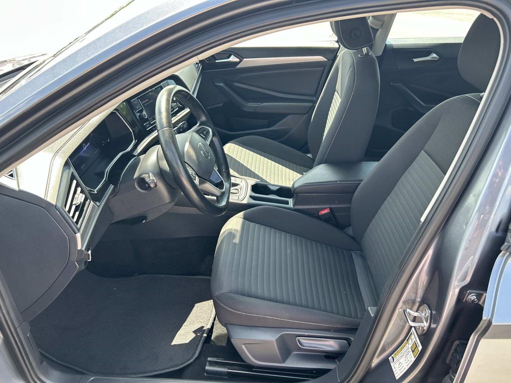 Vehicle photo 23