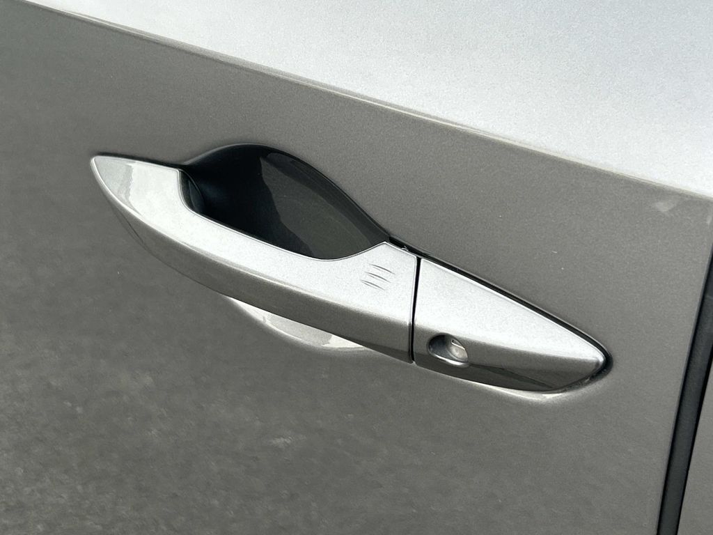 Vehicle photo 19
