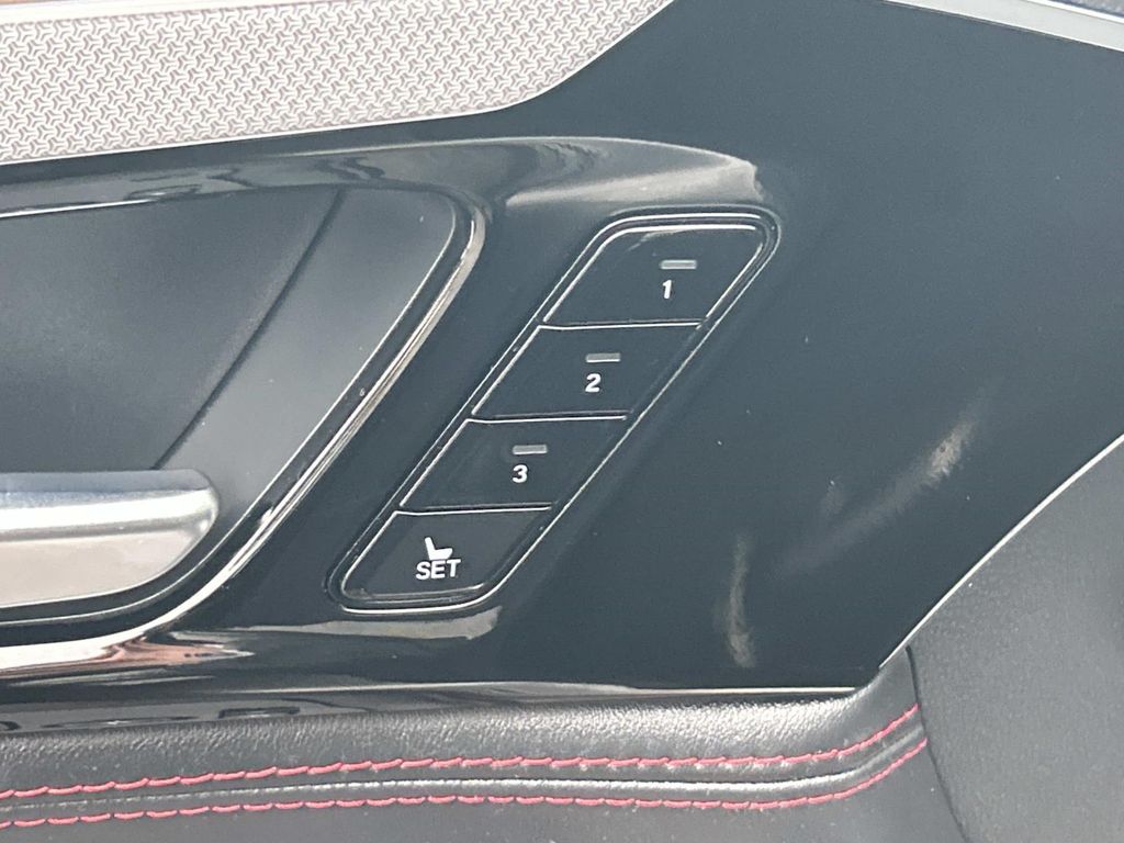 Vehicle photo 32
