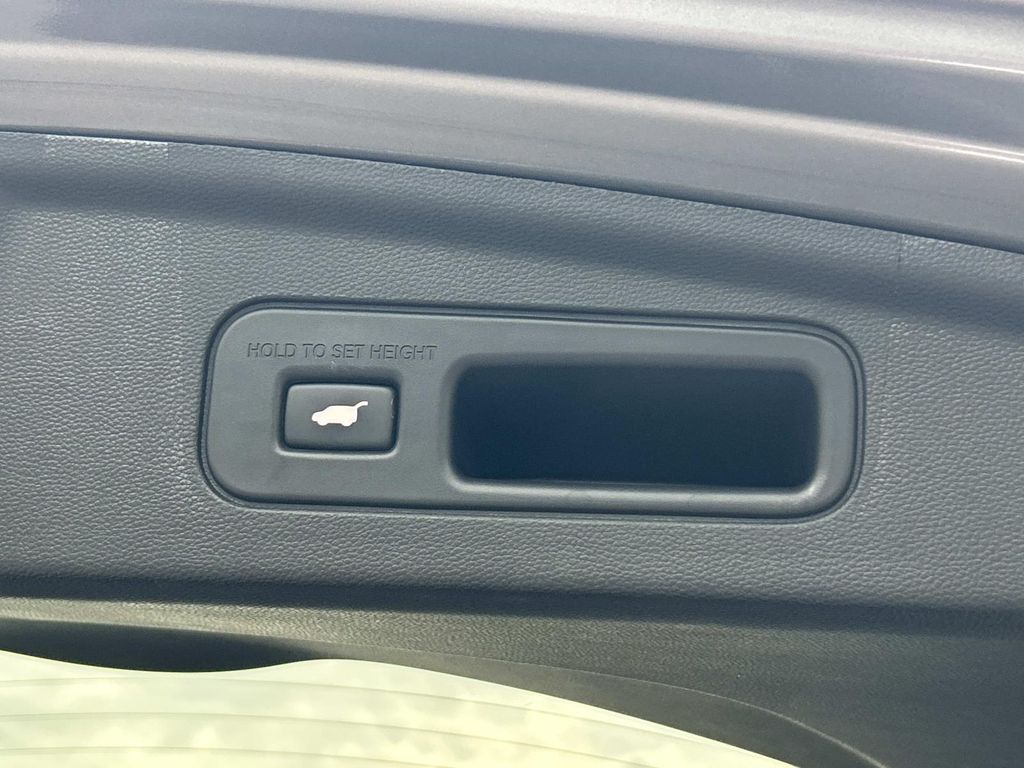 Vehicle photo 16