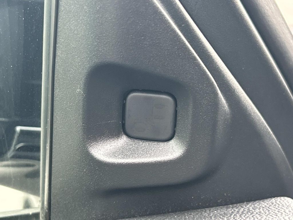 Vehicle photo 31