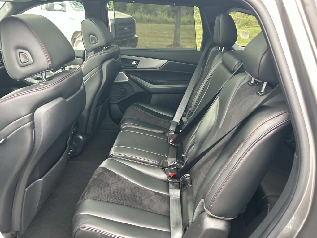 Vehicle photo 25