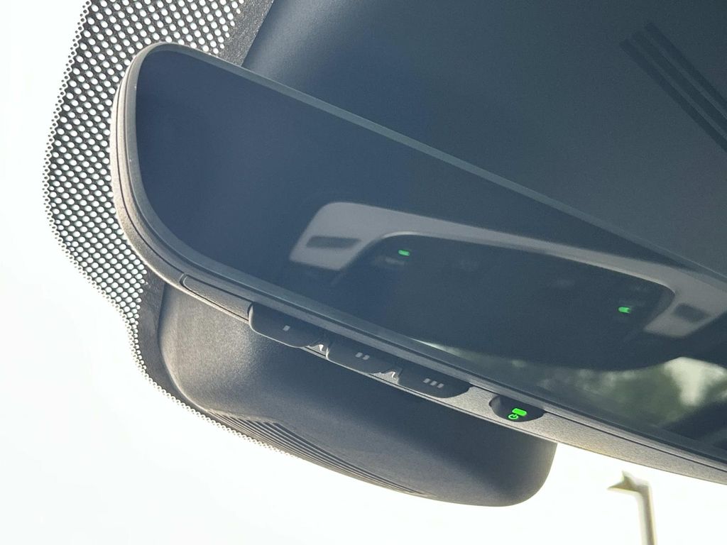 Vehicle photo 33
