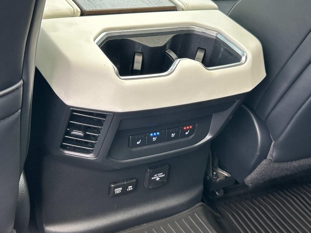 Vehicle photo 26