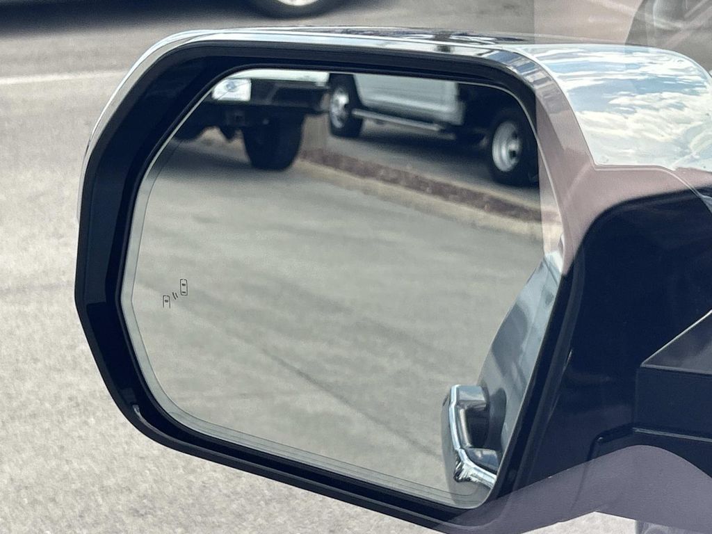Vehicle photo 17