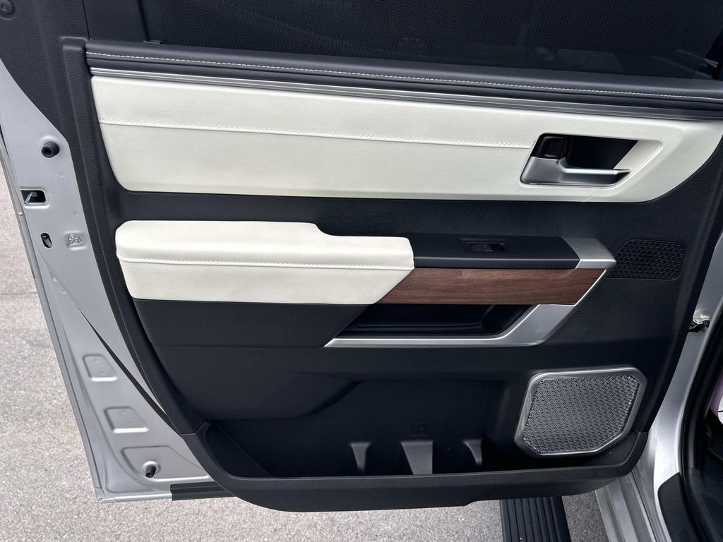 Vehicle photo 28
