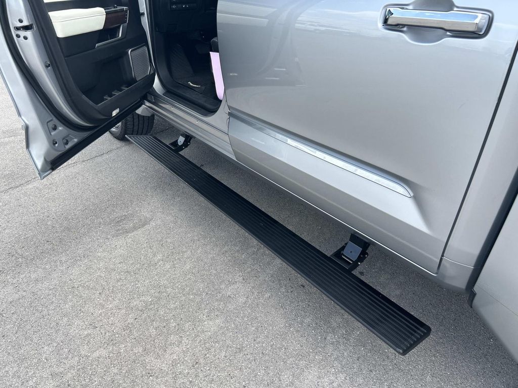 Vehicle photo 19