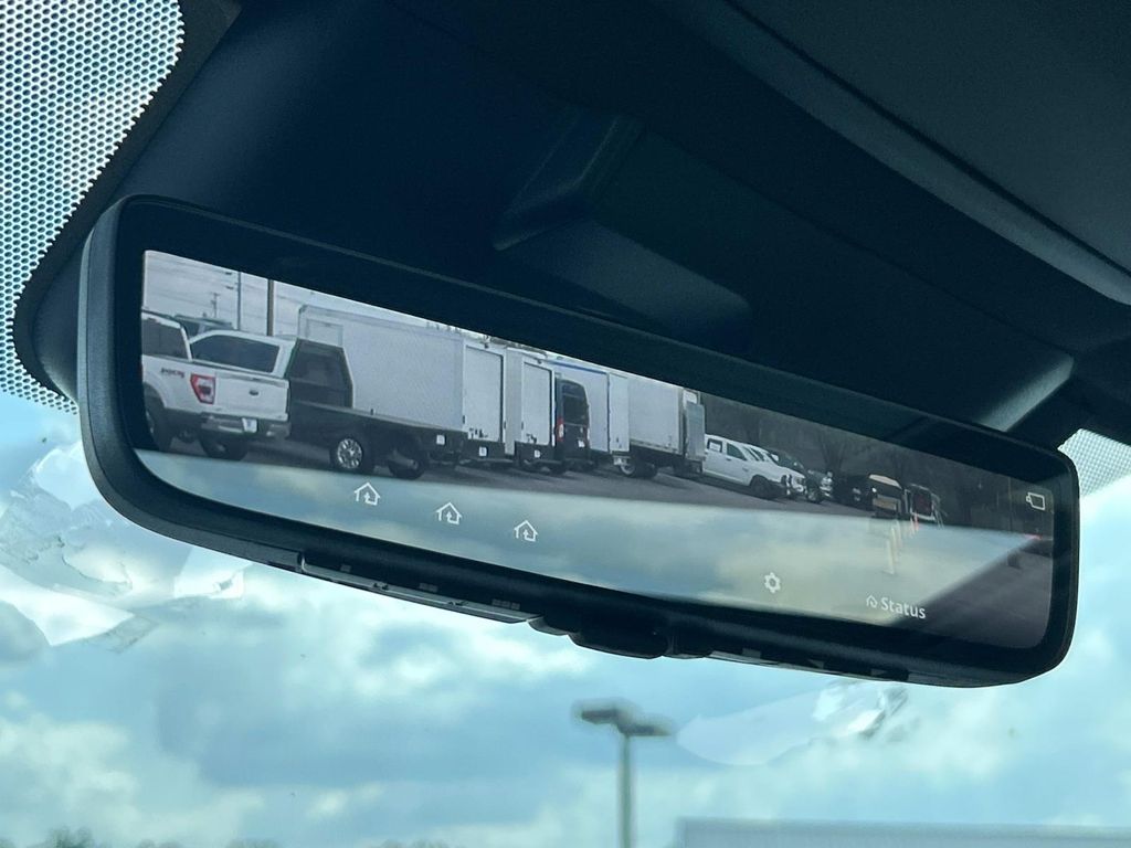 Vehicle photo 33