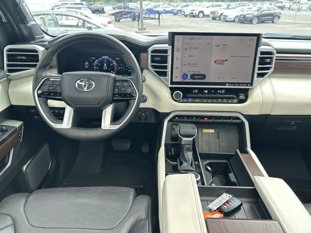 Vehicle photo 23