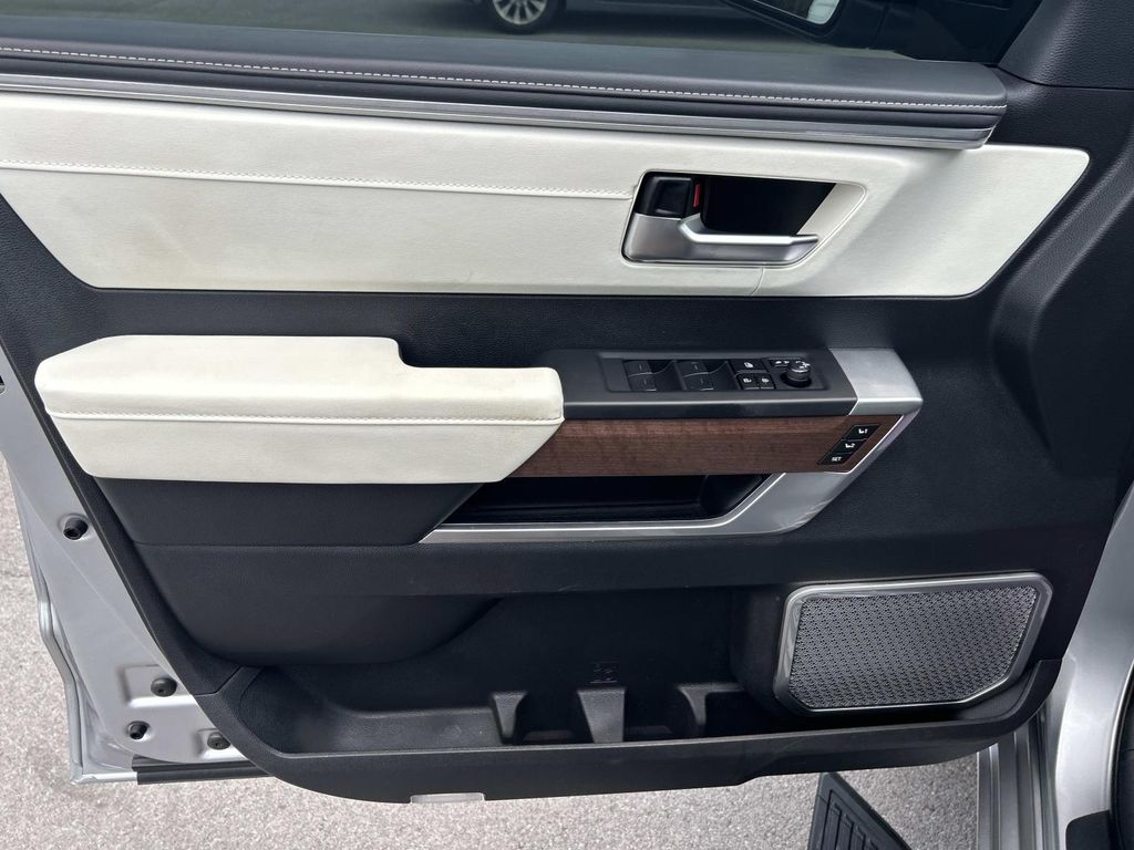 Vehicle photo 31