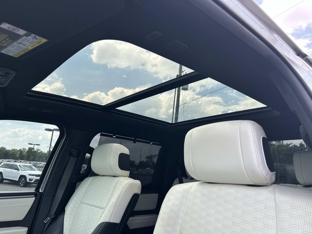 Vehicle photo 30