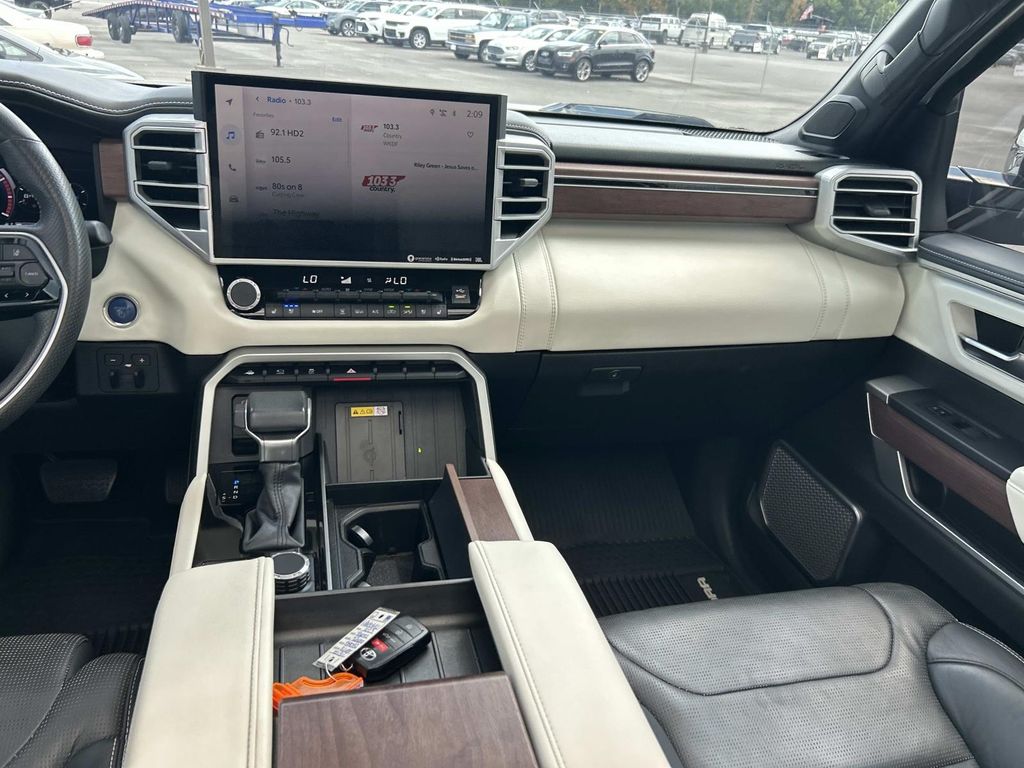 Vehicle photo 25