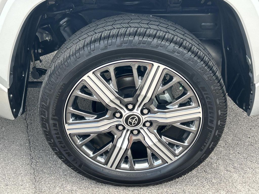 Vehicle photo 16