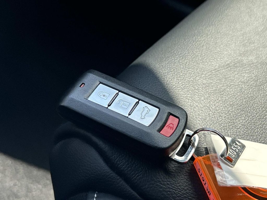 Vehicle photo 34