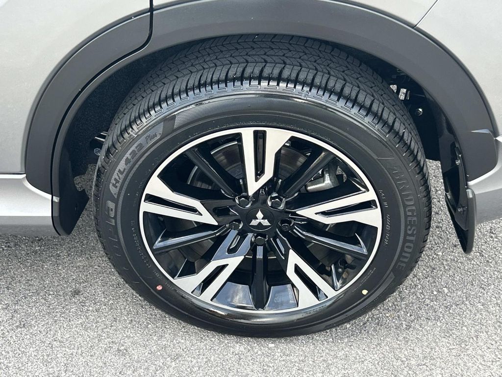 Vehicle photo 17