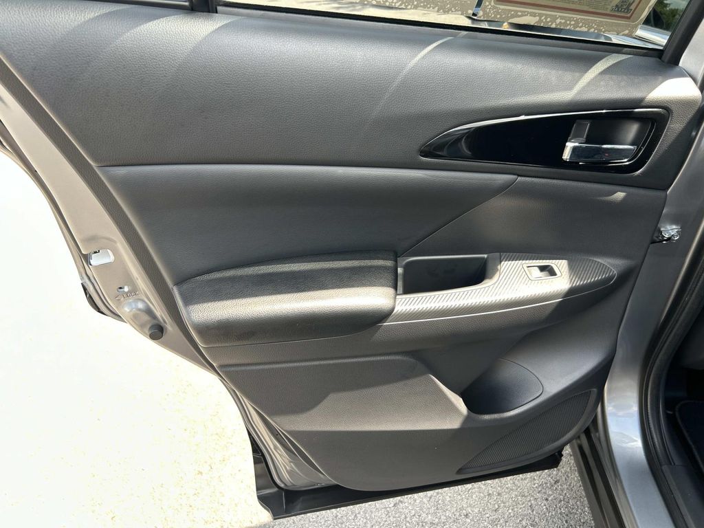 Vehicle photo 26