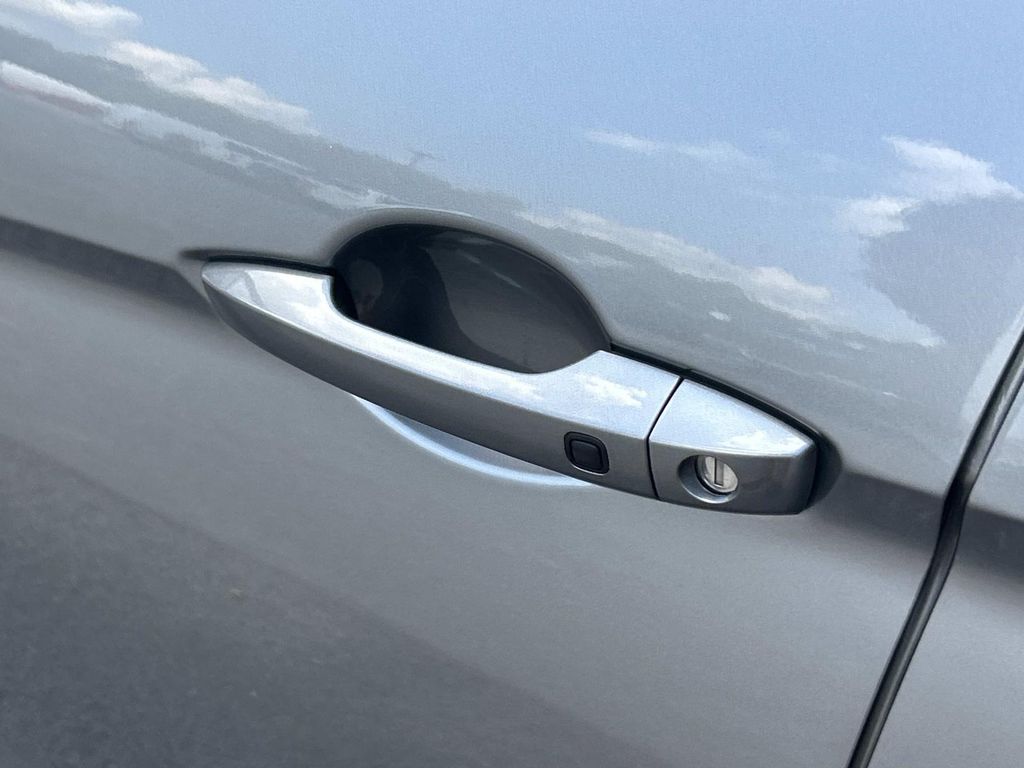 Vehicle photo 19