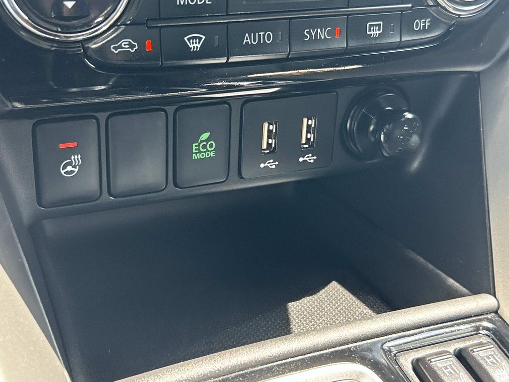 Vehicle photo 32