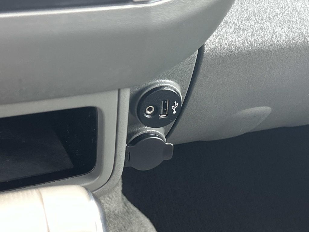 Vehicle photo 31