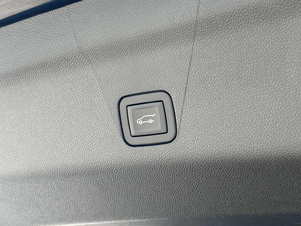 Vehicle photo 16