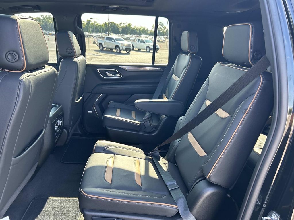 Vehicle photo 28