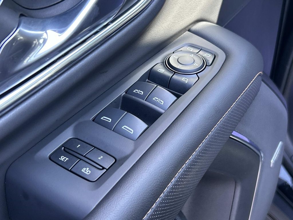 Vehicle photo 34