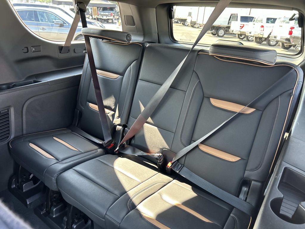 Vehicle photo 29